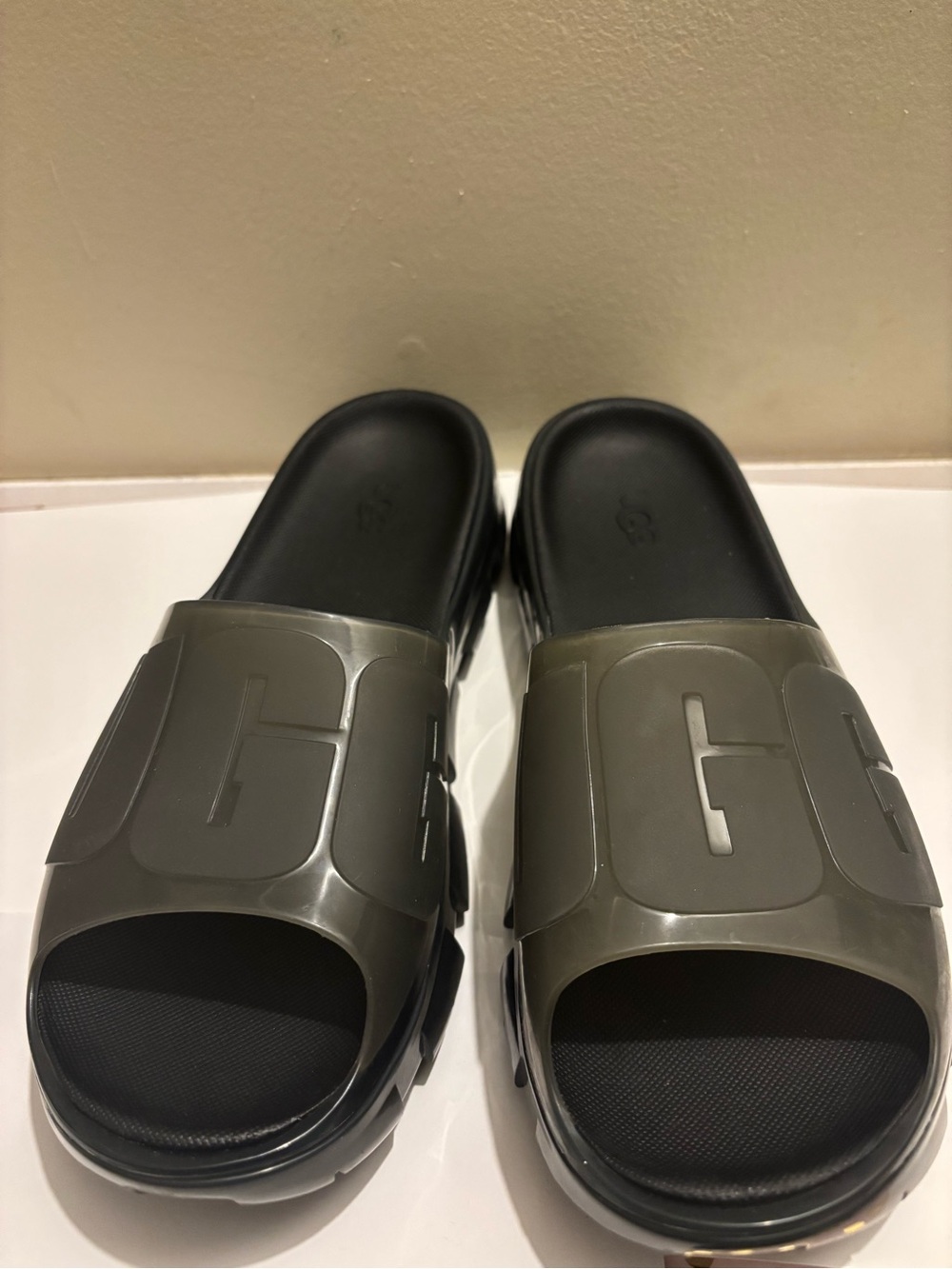 Women’s Ugg slides - Picture 2 of 4